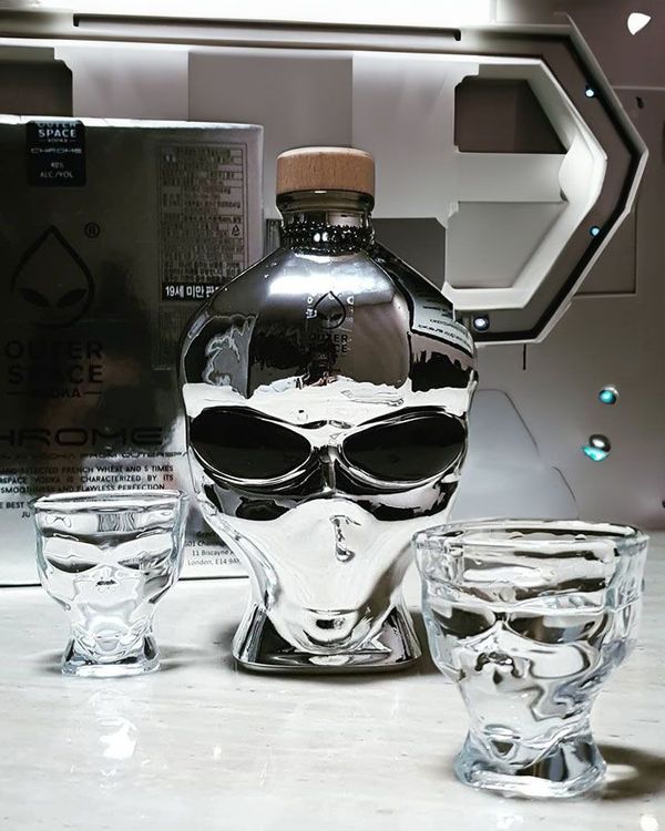 Outerspace Vodka Chrome Limited Edition con 2 bicchieri da shot